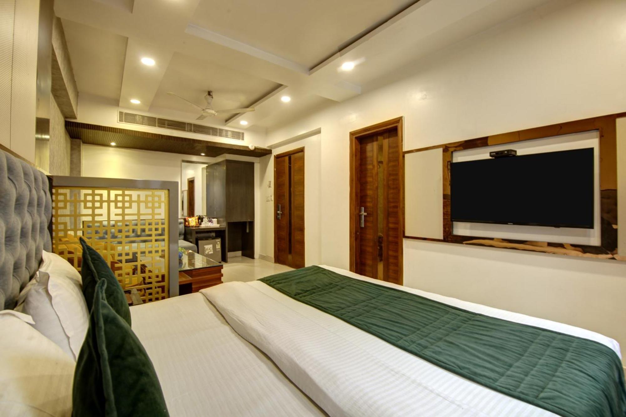 The Shanti Plaza - New Delhi Bagian luar foto