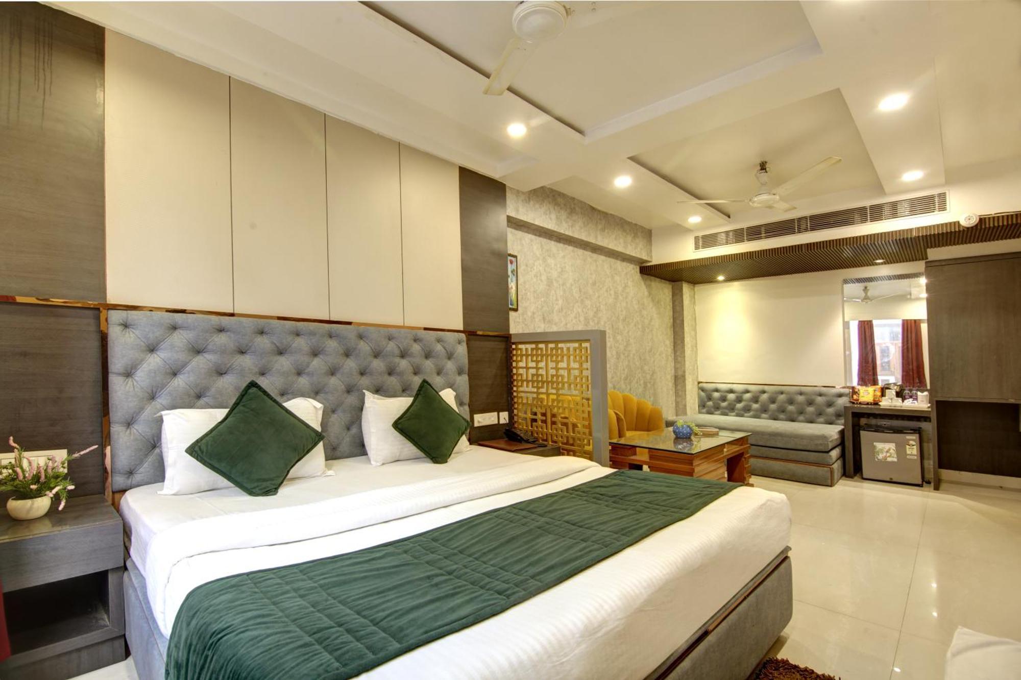 The Shanti Plaza - New Delhi Bagian luar foto