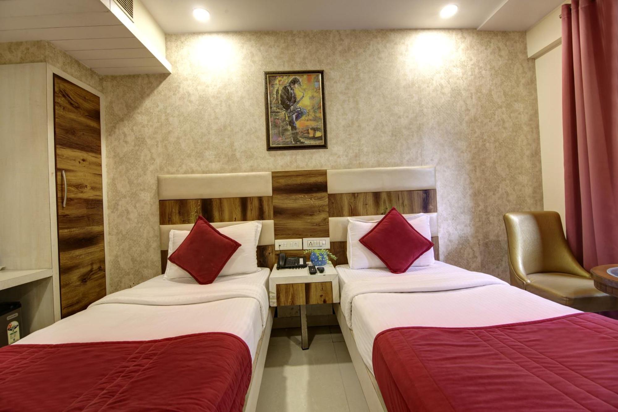 The Shanti Plaza - New Delhi Bagian luar foto