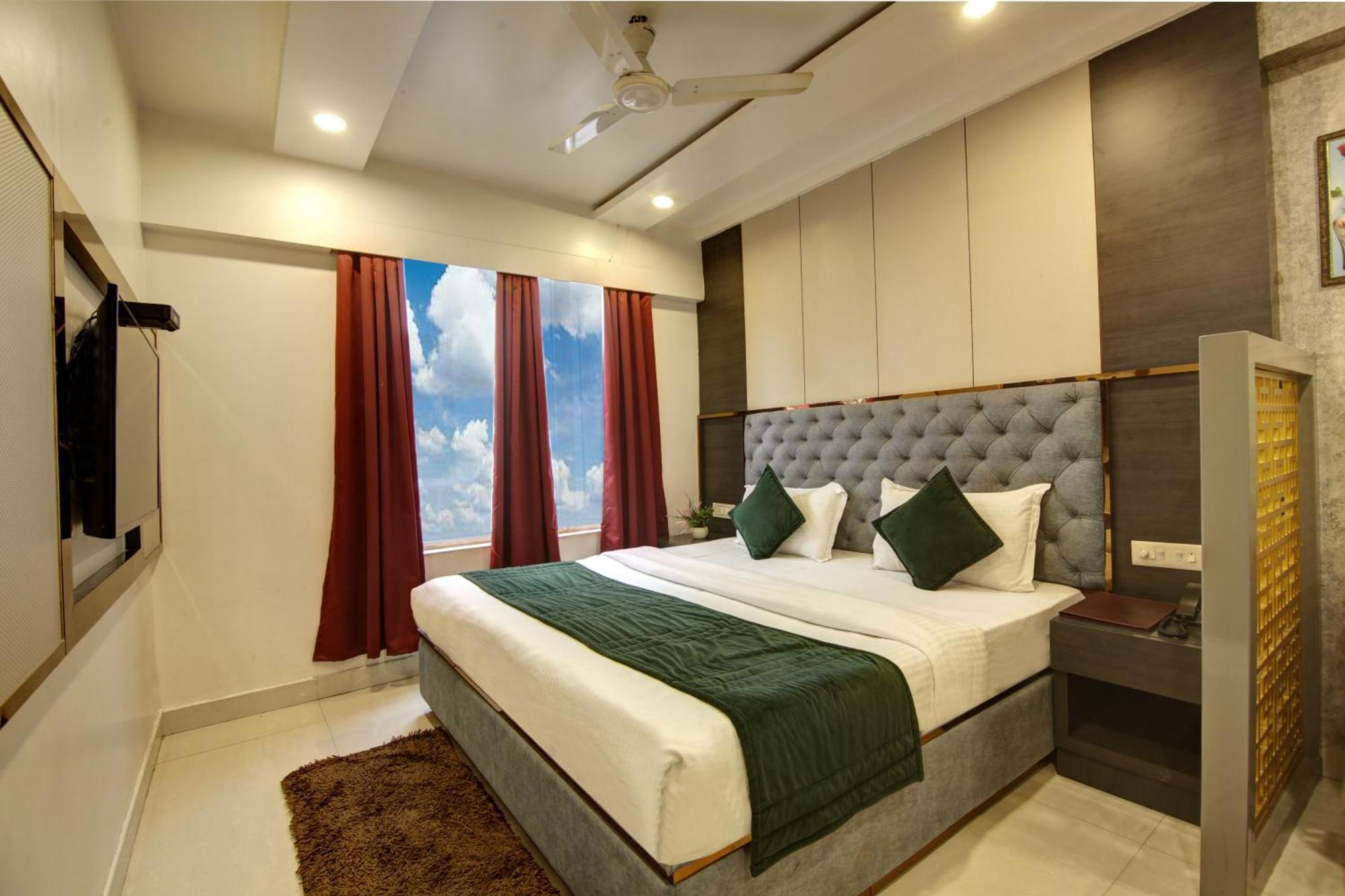 The Shanti Plaza - New Delhi Bagian luar foto