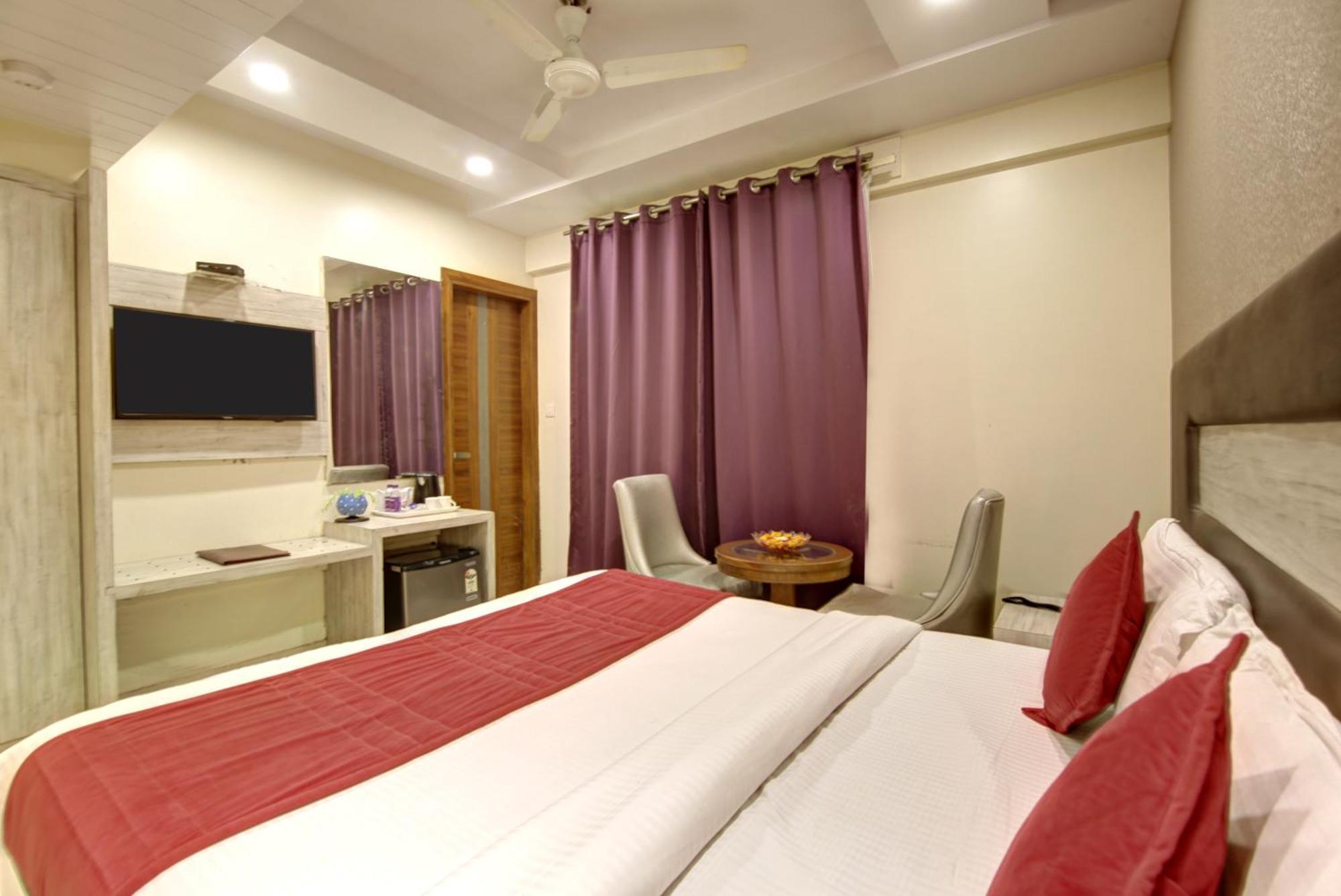 The Shanti Plaza - New Delhi Bagian luar foto