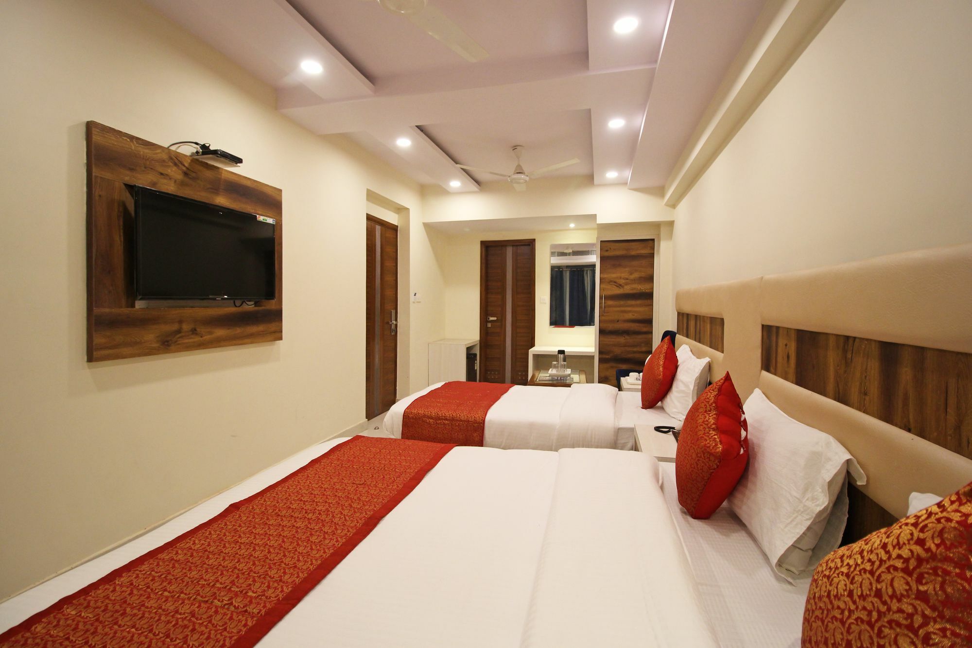 The Shanti Plaza - New Delhi Bagian luar foto